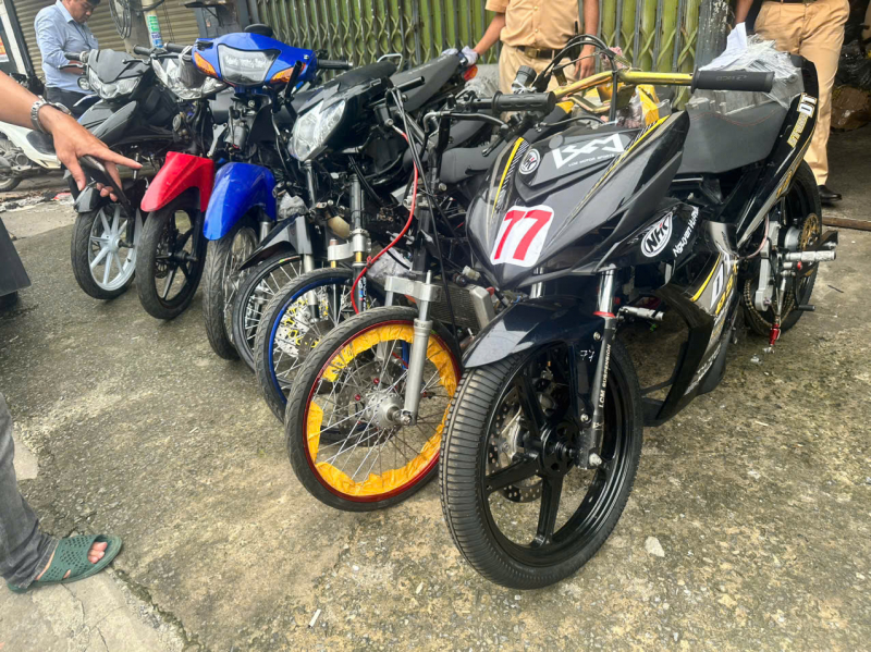 TP Hồ Chí Minh: Đột kích “lò độ xe”, nhiều xe không rõ nguồn gốc bị tạm giữ - Ảnh 6.