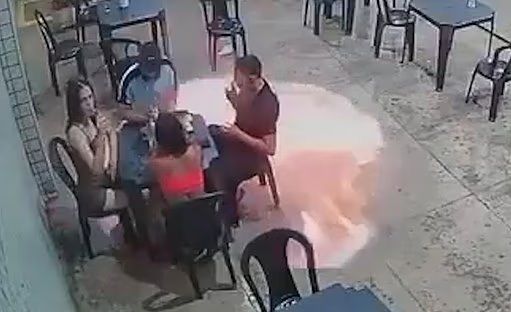 Người đàn ông suýt chết vì thói quen nguy hiểm tại trạm xăng - Ảnh 1.