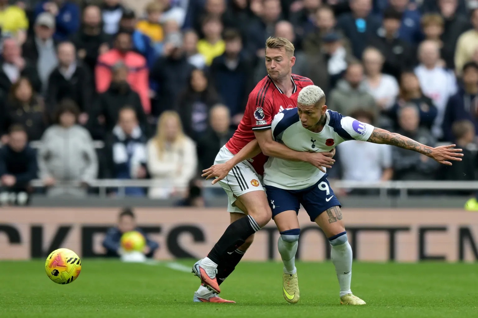 CĐV Man Utd khen De Ligt hết lời sau màn tỏa sáng rực rỡ trước Tottenham - Ảnh 1. CĐV Man Utd khen De Ligt hết lời sau màn tỏa sáng rực rỡ trước Tottenham - Ảnh 1.