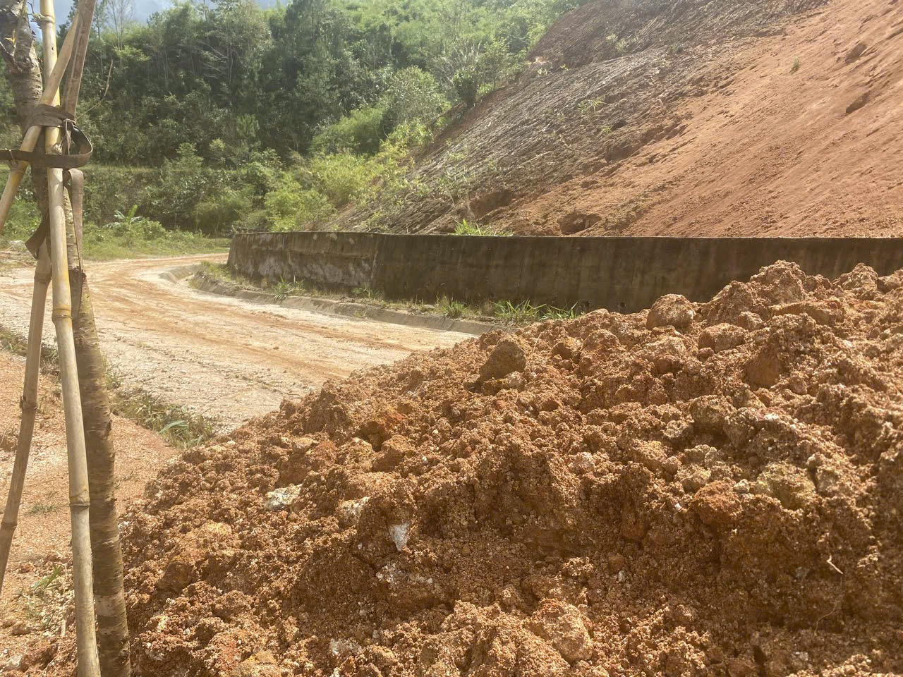 Sạt lở đe dọa người dân, đường vào làng du lịch Quảng Ngãi bị vùi lấp- Ảnh 4.