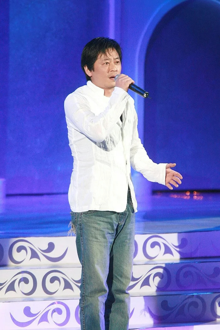 "Lãng tử làng nhạc" từng biến mất khỏi showbiz nghi bị đầu độc, bất ngờ xuất hiện ở tuổi 63 - Ảnh 1.