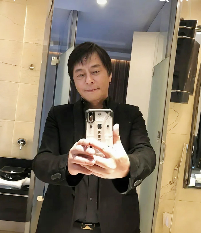 "Lãng tử làng nhạc" từng biến mất khỏi showbiz nghi bị đầu độc, bất ngờ xuất hiện ở tuổi 63 - Ảnh 4.