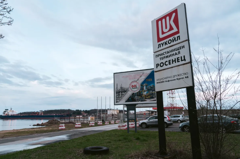 Các nước EU tìm cách bảo vệ nhà máy lọc dầu Nga trước lệnh trừng phạt mới của Mỹ - Ảnh 1.