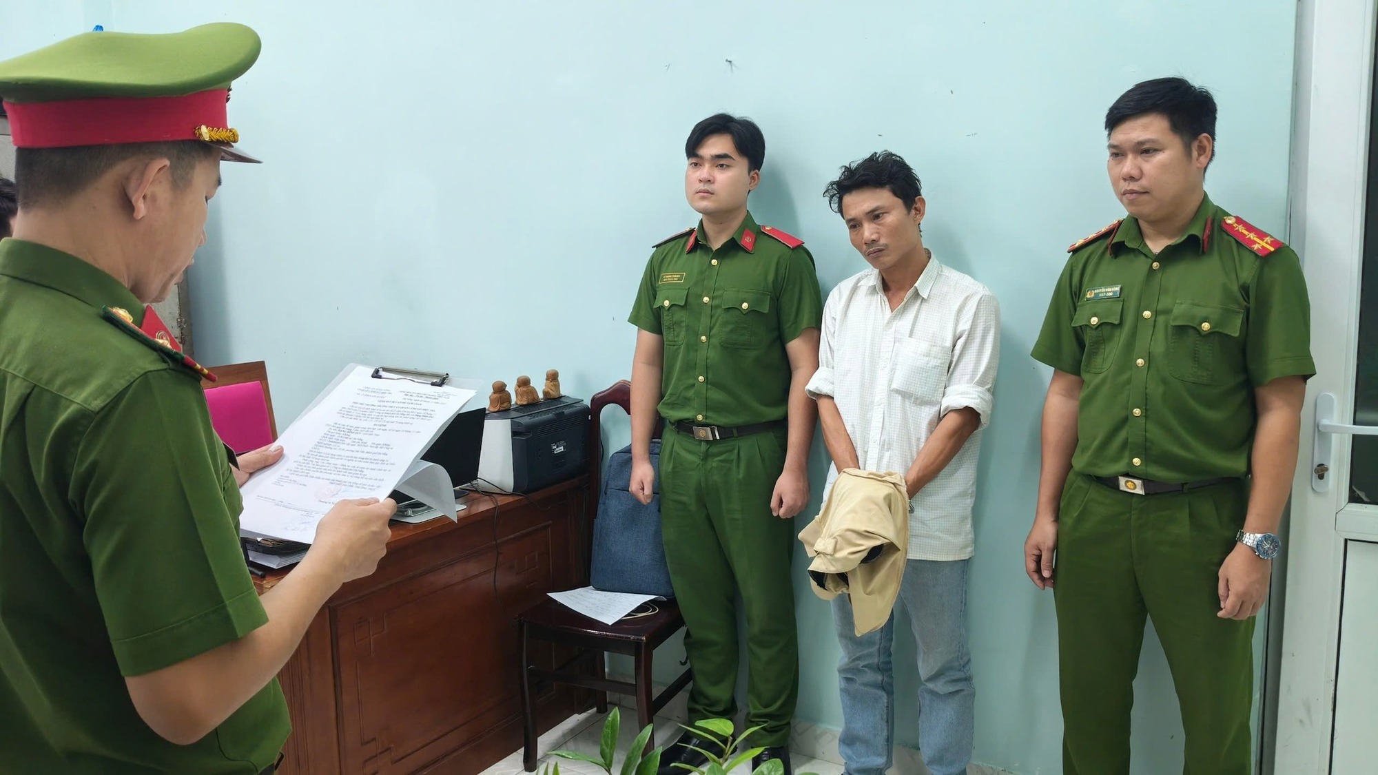 Sai phạm khi làm sổ đỏ, cựu cán bộ Văn phòng đăng ký đất đai bị bắt- Ảnh 1.