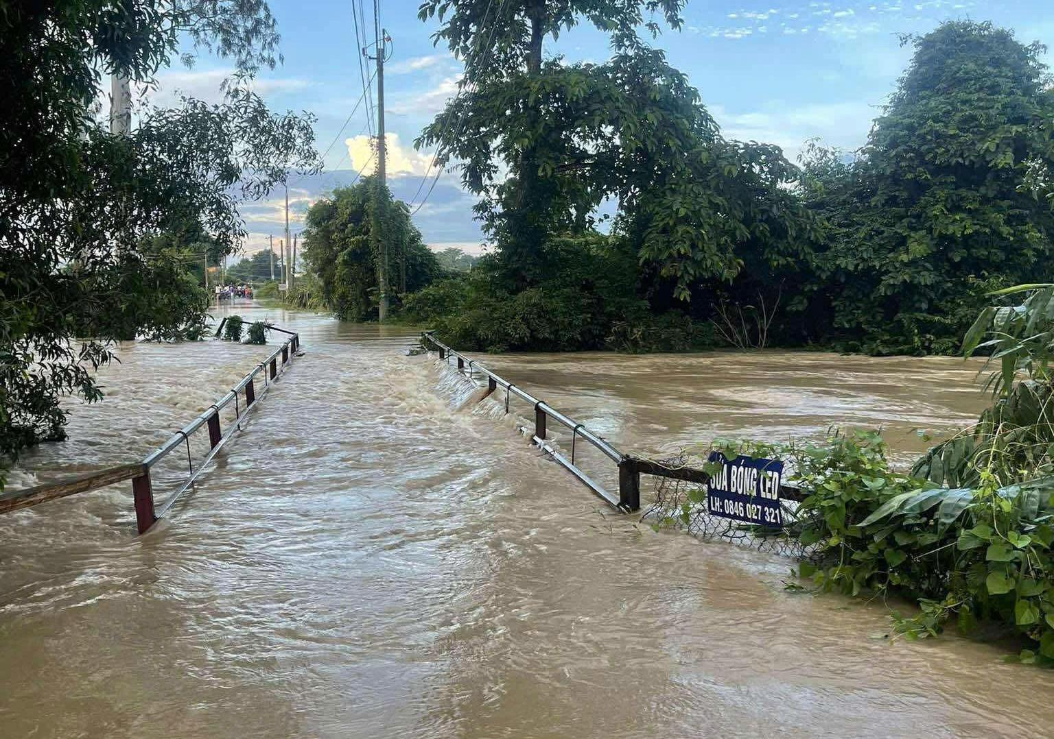 Mưa lớn kéo dài, người dân Lâm Đồng tất tả chạy lũ- Ảnh 6.