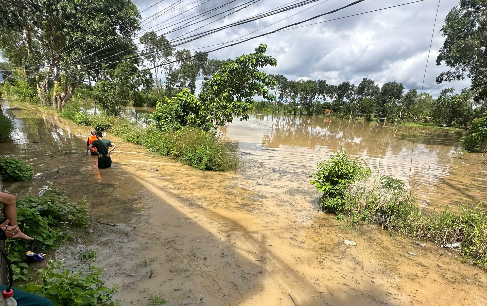 Mưa lớn kéo dài, người dân Lâm Đồng tất tả chạy lũ- Ảnh 5.