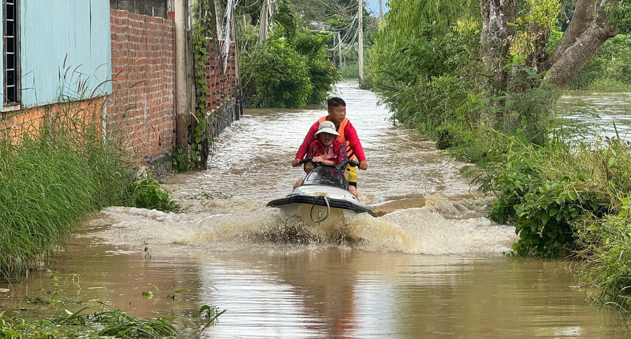 Mưa lớn kéo dài, người dân Lâm Đồng tất tả chạy lũ- Ảnh 7.