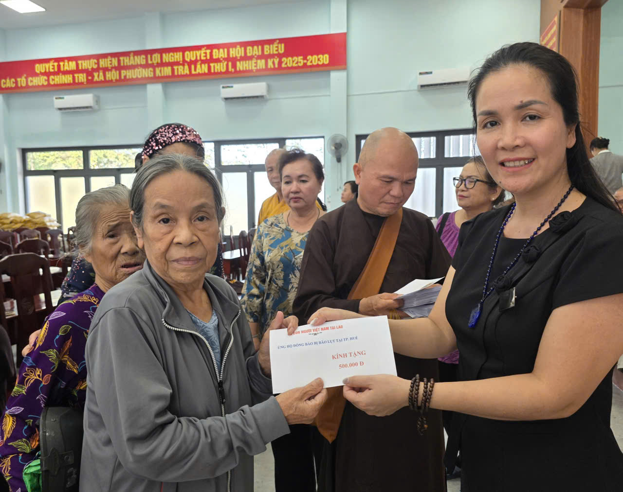 Tình đồng bào vượt biên giới từ Lào đến Huế sau lũ dữ - Ảnh 3.