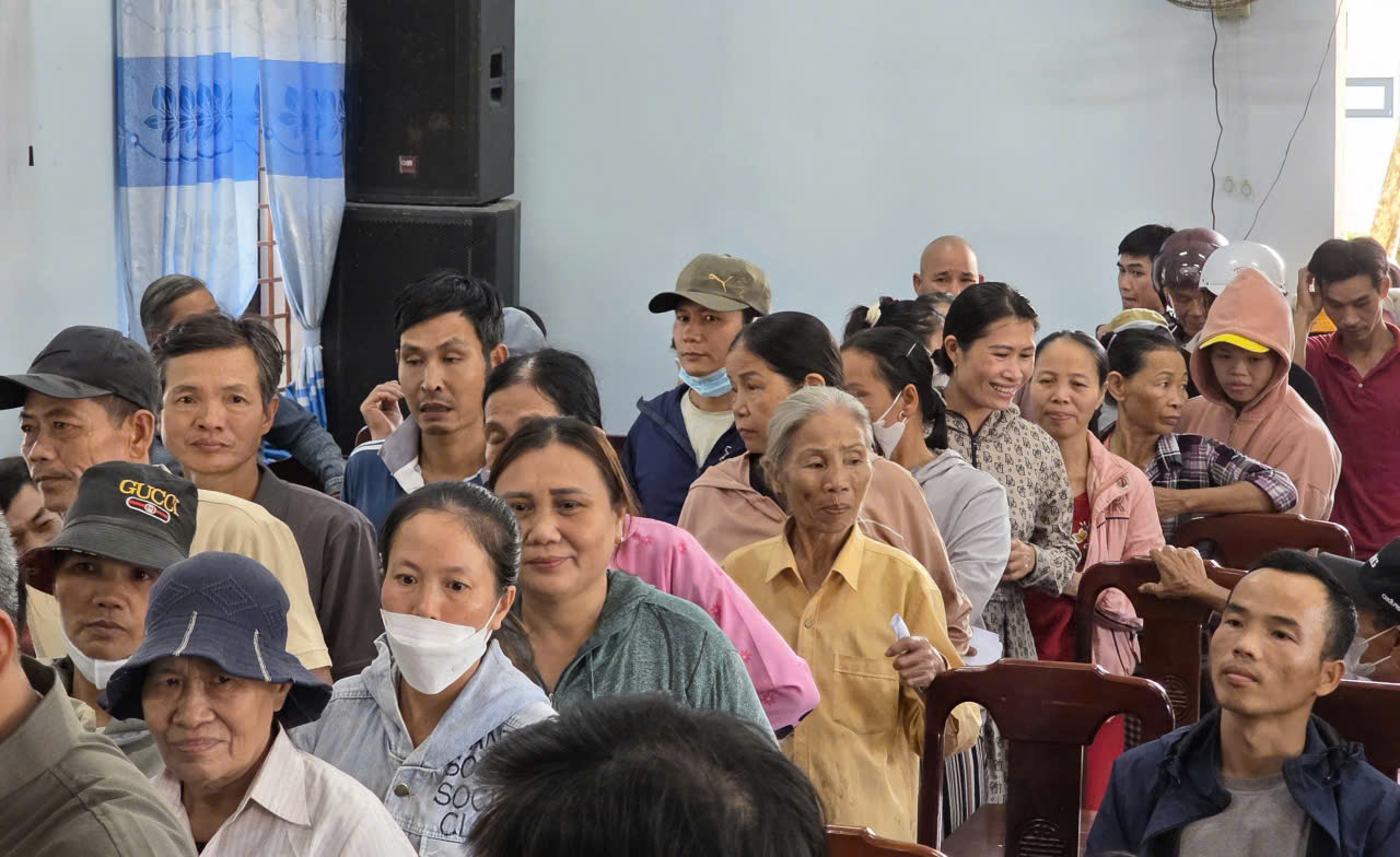 Tình đồng bào vượt biên giới từ Lào đến Huế sau lũ dữ - Ảnh 1.