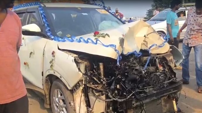 Ô tô nổ lốp, lao vào trạm xe buýt khiến 10 người thương vong- Ảnh 1.