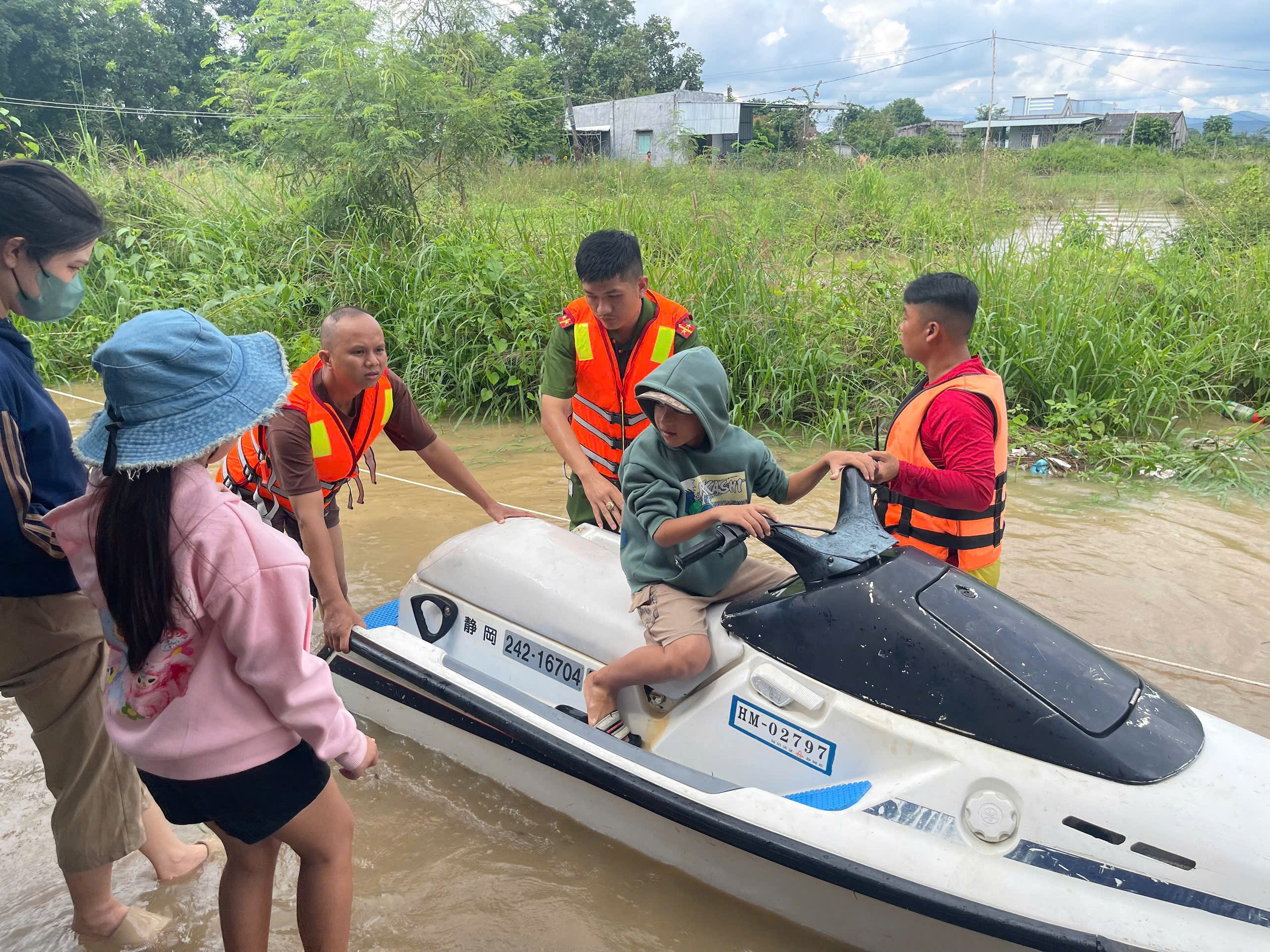 Mưa lớn kéo dài, người dân Lâm Đồng tất tả chạy lũ- Ảnh 3.