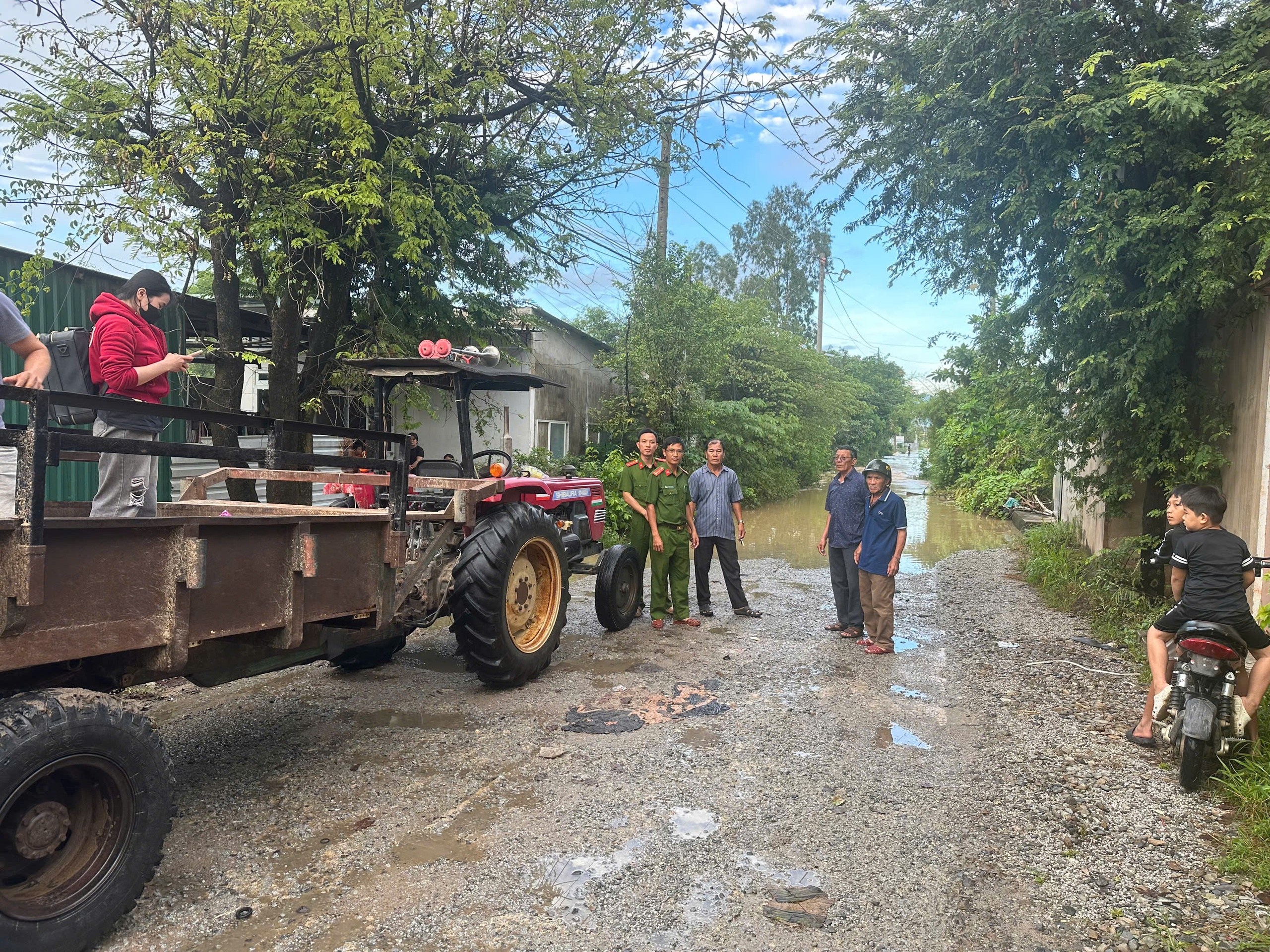 Mưa lớn kéo dài, người dân Lâm Đồng tất tả chạy lũ- Ảnh 2.