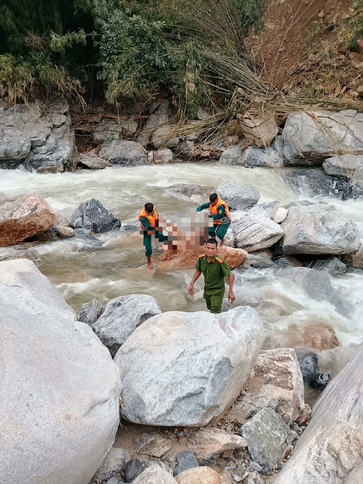 Bản tin 10/11: Nước lớn đột ngột đổ về, 5 em nhỏ tắm sông bị cuốn trôi- Ảnh 1.