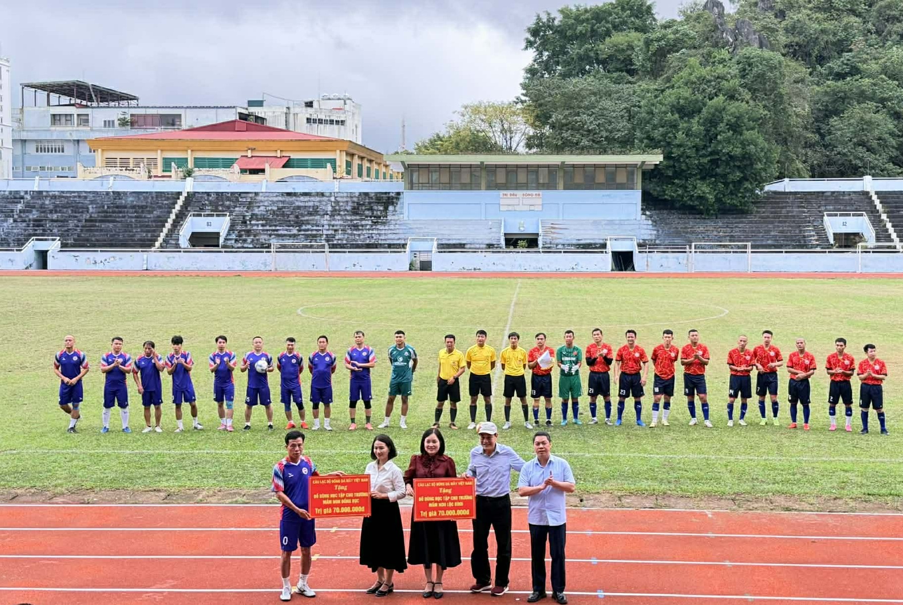 Liên đoàn Bóng đá tỉnh Lạng Sơn tổ chức giao lưu bóng đá, lan tỏa tinh thần thể thao và thiện nguyện- Ảnh 1. Liên đoàn Bóng đá tỉnh Lạng Sơn tổ chức giao lưu bóng đá, lan tỏa tinh thần thể thao và thiện nguyện- Ảnh 1.