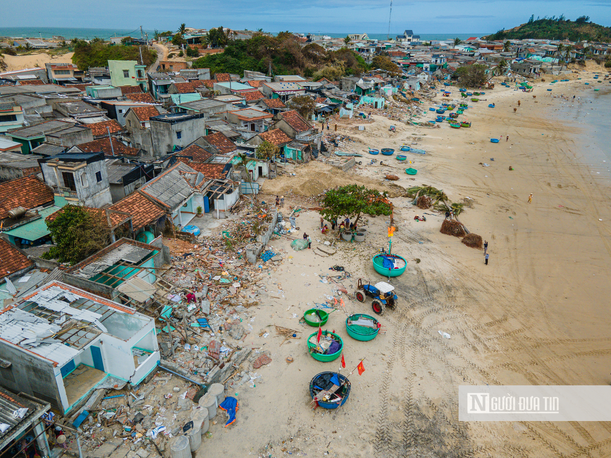 Gia Lai: Gắng gượng "hồi sinh" làng chài Xuân Thạnh tan hoang sau bão dữ, còn người là còn tương lai- Ảnh 1.