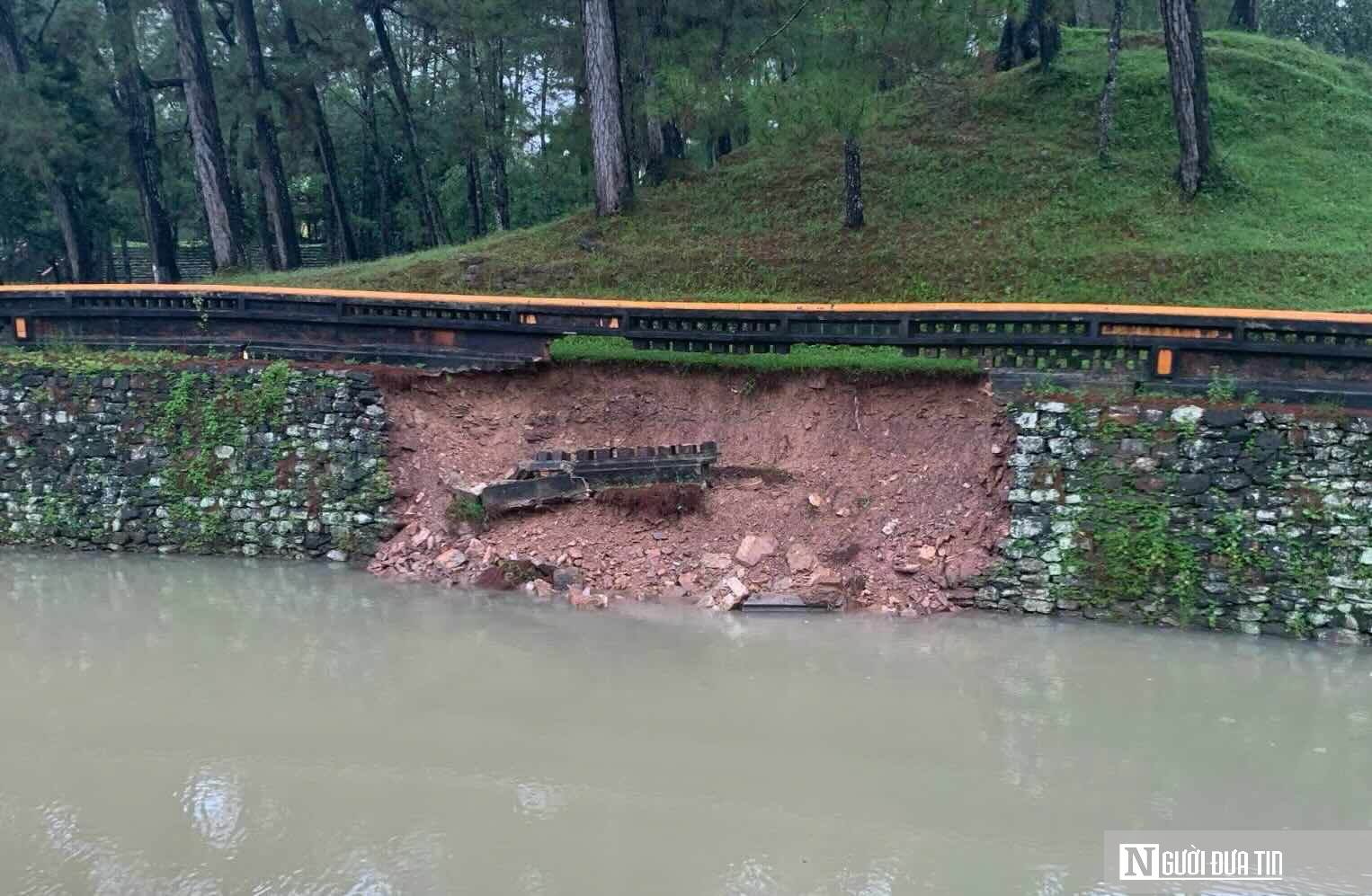 VIDEO: Nhiều hạng mục di tích cổ ở Huế hư hại do ngập lụt kéo dài- Ảnh 2.
