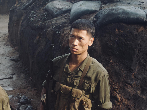 "Đặc công Sen" của Mưa đỏ hoàn toàn "lột xác" trong Cách em 1 milimet- Ảnh 1. "Đặc công Sen" của Mưa đỏ hoàn toàn "lột xác" trong Cách em 1 milimet- Ảnh 1.