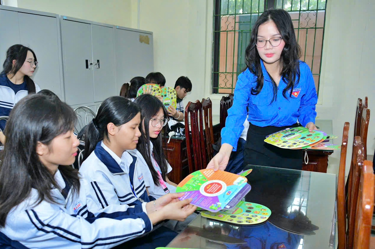 Sôi nổi các hoạt động hưởng ứng Ngày Pháp luật Việt Nam trên khắp các địa phương - Ảnh 5.