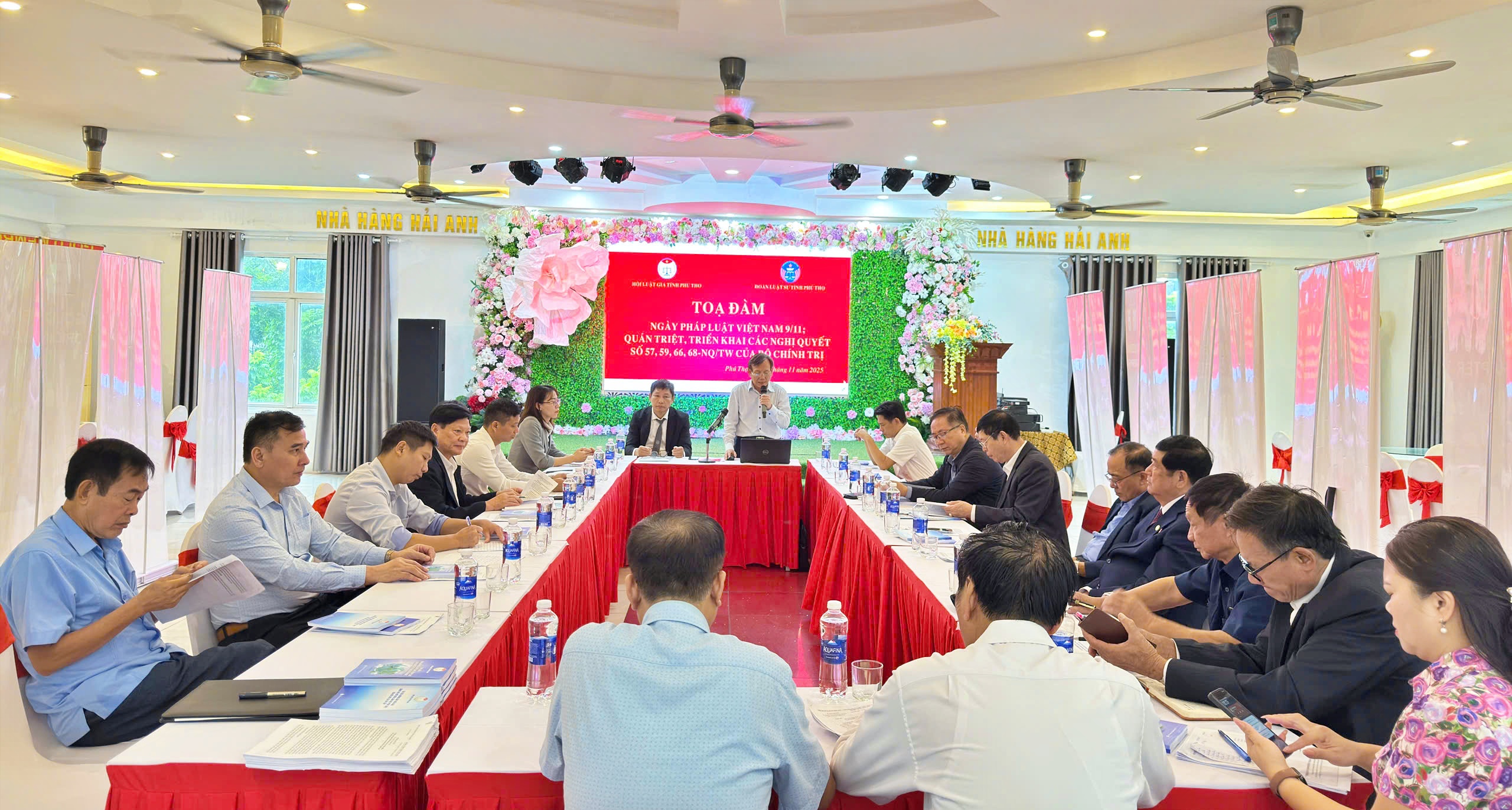 Sôi nổi các hoạt động hưởng ứng Ngày Pháp luật Việt Nam trên khắp các địa phương - Ảnh 4.