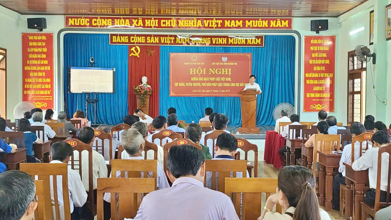 Sôi nổi các hoạt động hưởng ứng Ngày Pháp luật Việt Nam trên khắp các địa phương - Ảnh 2.