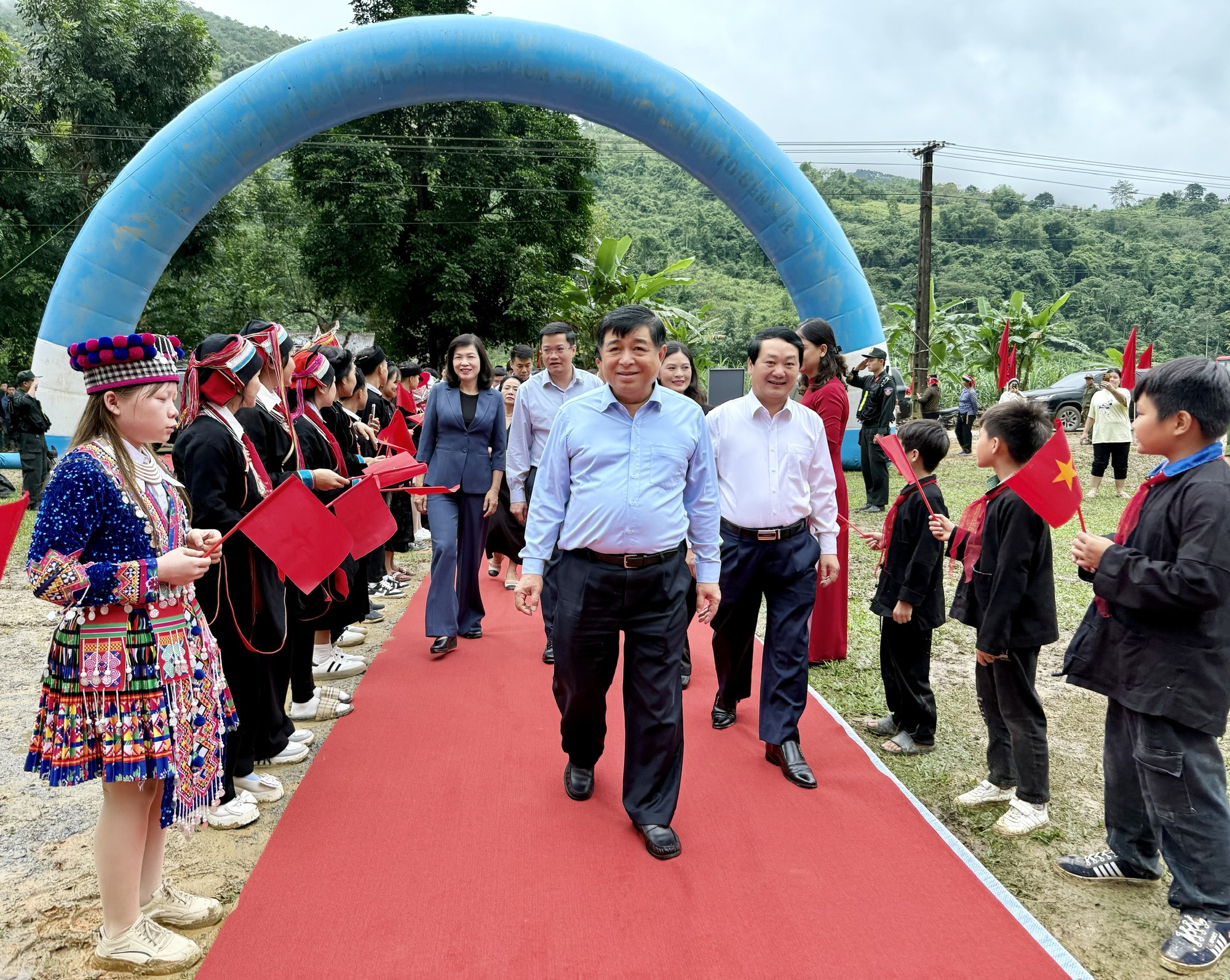 Thủ tướng, các Phó Thủ tướng khởi công 72 trường học ở xã vùng biên- Ảnh 4. Thủ tướng, các Phó Thủ tướng khởi công 72 trường học ở xã vùng biên- Ảnh 4.