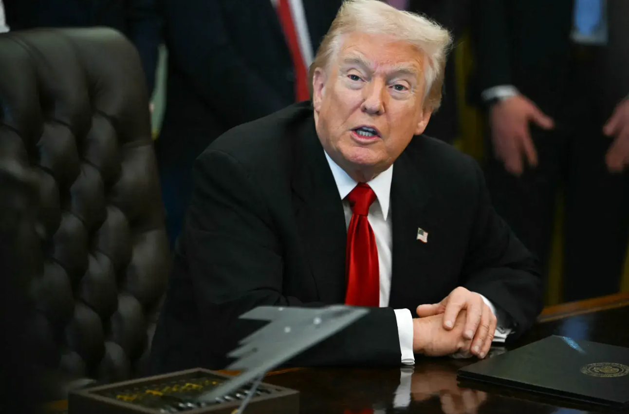 Ông Trump thúc đẩy mở cửa chính phủ, nhắc lại “lựa chọn hạt nhân” - Ảnh 1.