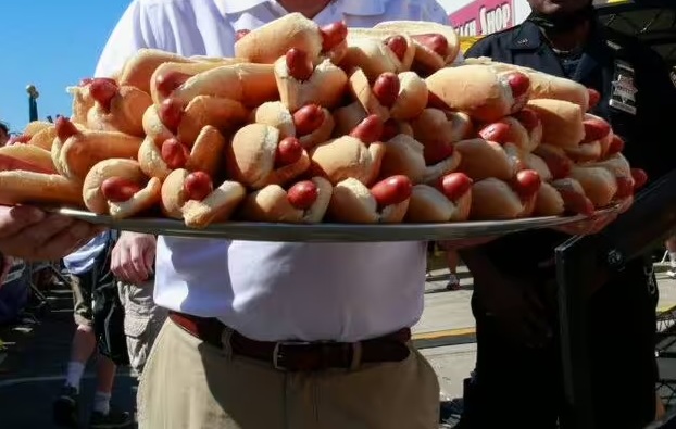 Hai người tử vong vì thi ăn nhanh - Ảnh 1.