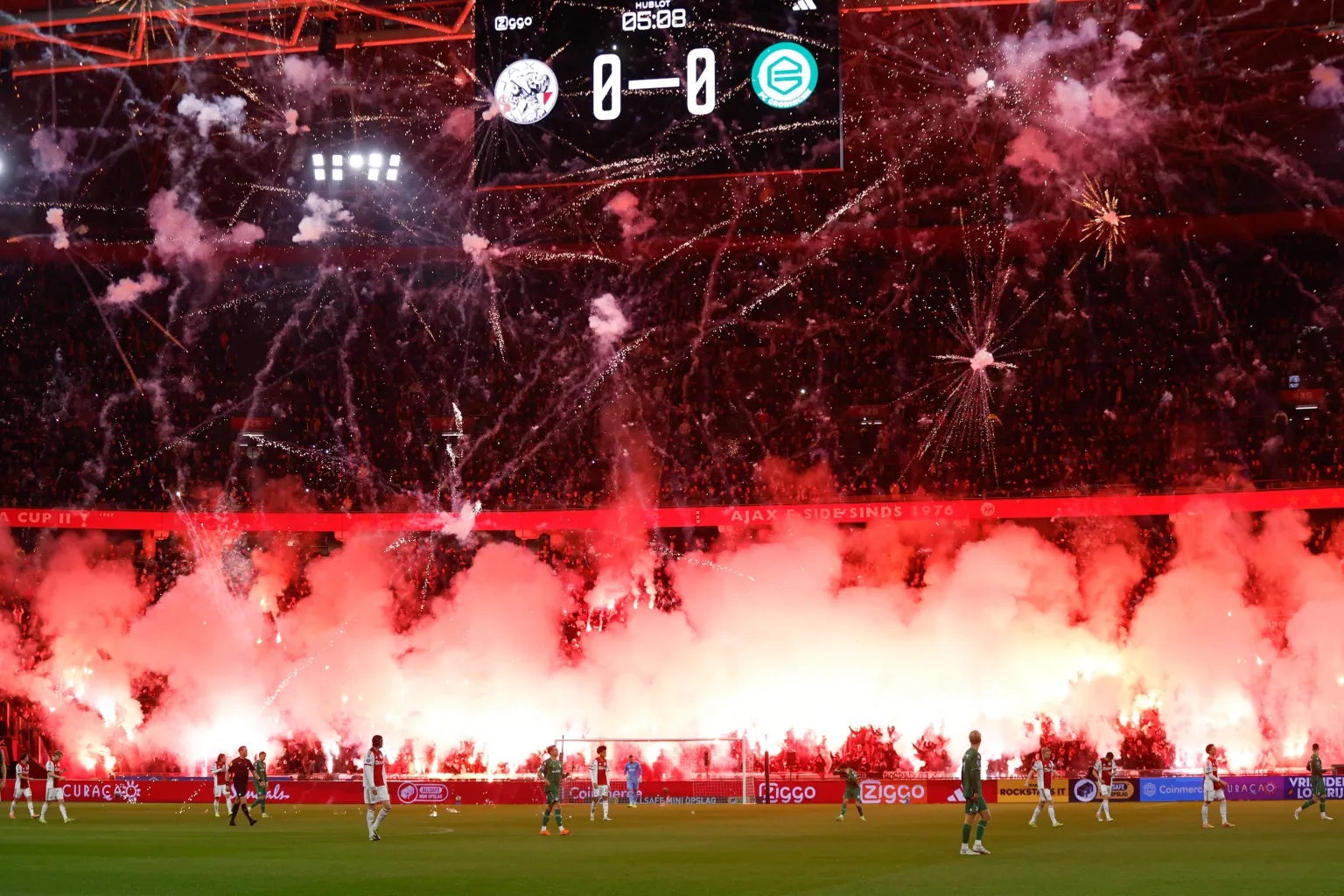 Trận đấu bị hủy sau 5 phút vì màn pháo hoa khổng lồ của CĐV - Ảnh 2. Trận đấu bị hủy sau 5 phút vì màn pháo hoa khổng lồ của CĐV - Ảnh 2.