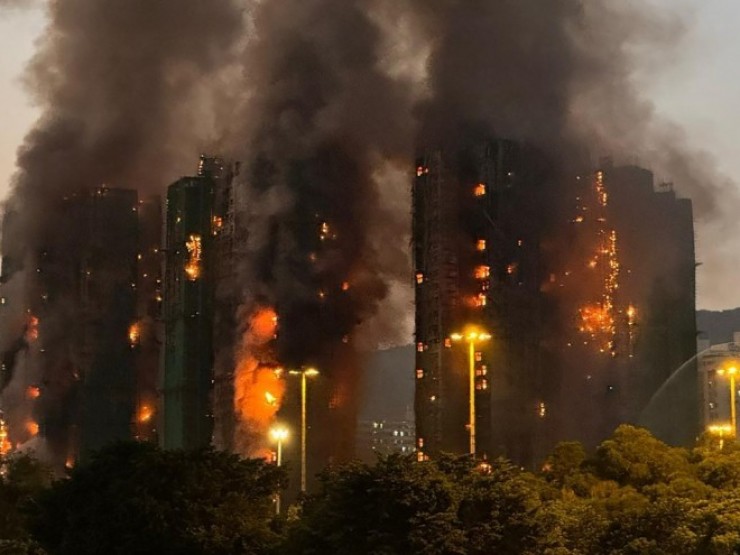 Cận cảnh hiện trường cháy tại Nhà máy bia Hà Nội, khói bốc cao hàng chục mét - Ảnh 2.