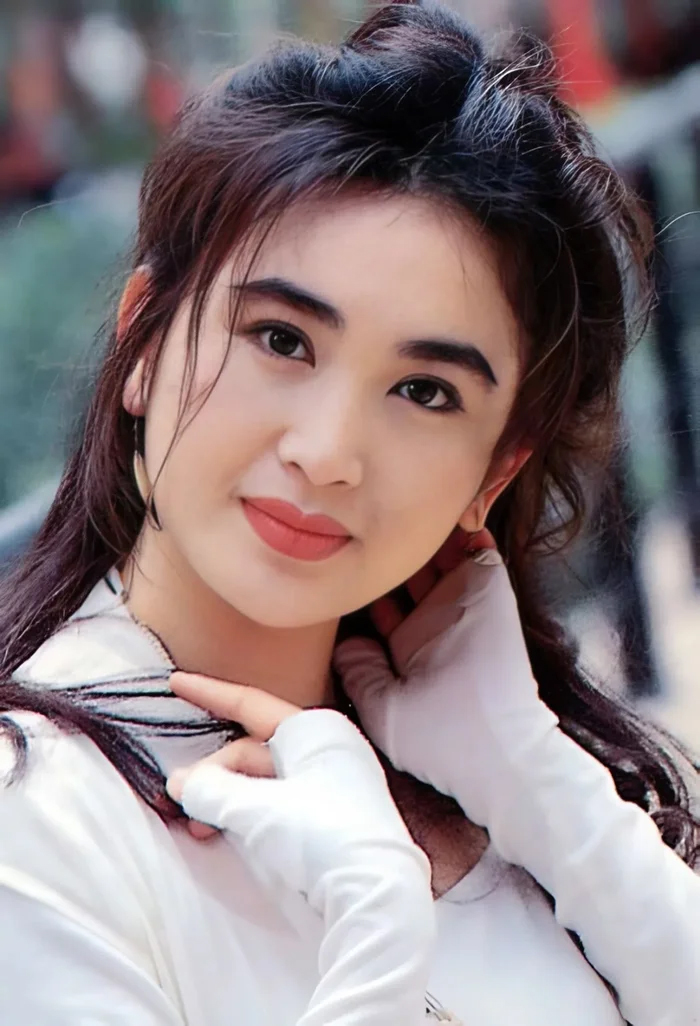 "Bông hồng lửa" của màn ảnh: Tuổi thơ nghèo khó, U60 hôn nhân viên mãn, không sinh con - Ảnh 1.