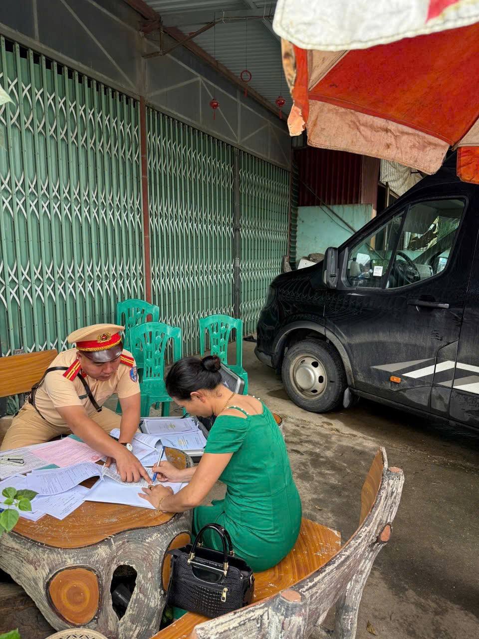 Xử phạt người phụ nữ điều khiển ô tô 16 chỗ không có giấy phép lái xe - Ảnh 1.