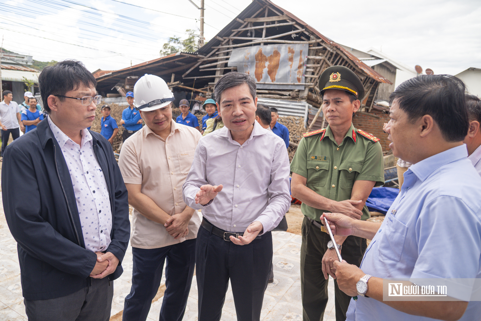 Dựng lại mái ấm cho đồng bào vùng bão lũ- Ảnh 7.