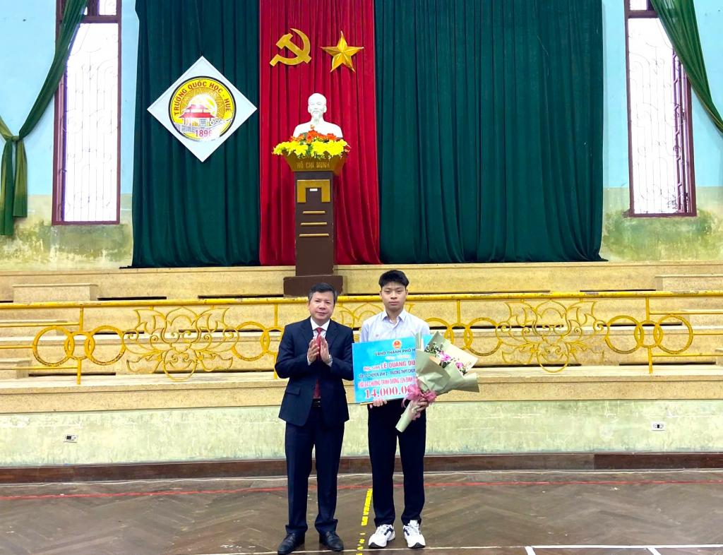 Lời nhắn gửi sau buổi tuyên dương thí sinh chung kết Olympia lần thứ 15 của Huế- Ảnh 1.