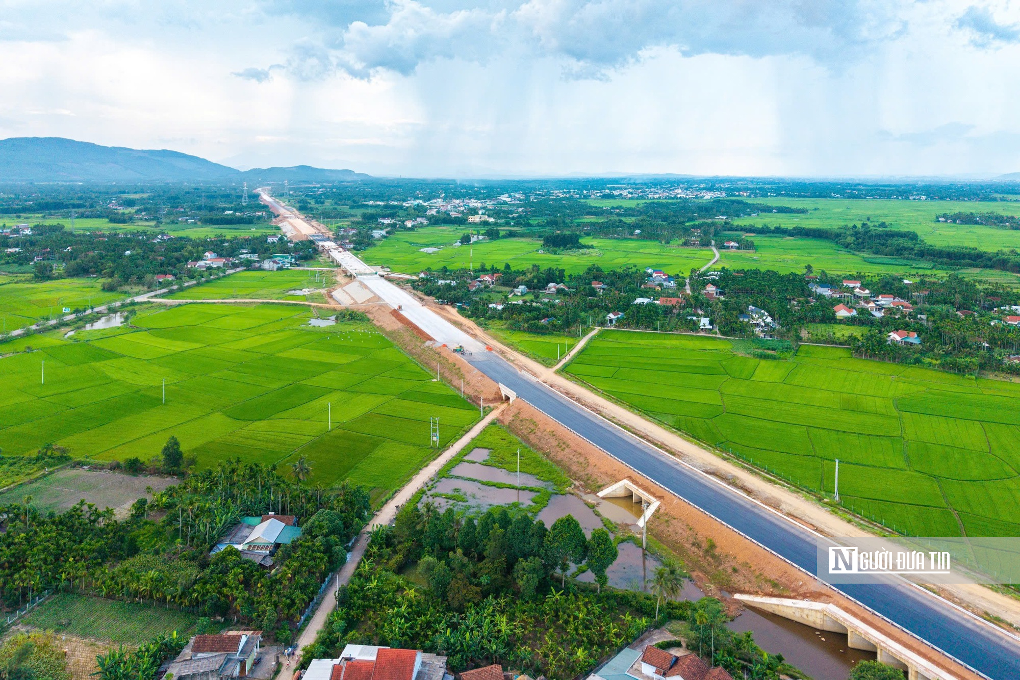 Cao tốc Quảng Ngãi – Hoài Nhơn thi công xuyên đêm chạy nước rút- Ảnh 1. Cao tốc Quảng Ngãi – Hoài Nhơn thi công xuyên đêm chạy nước rút- Ảnh 1.