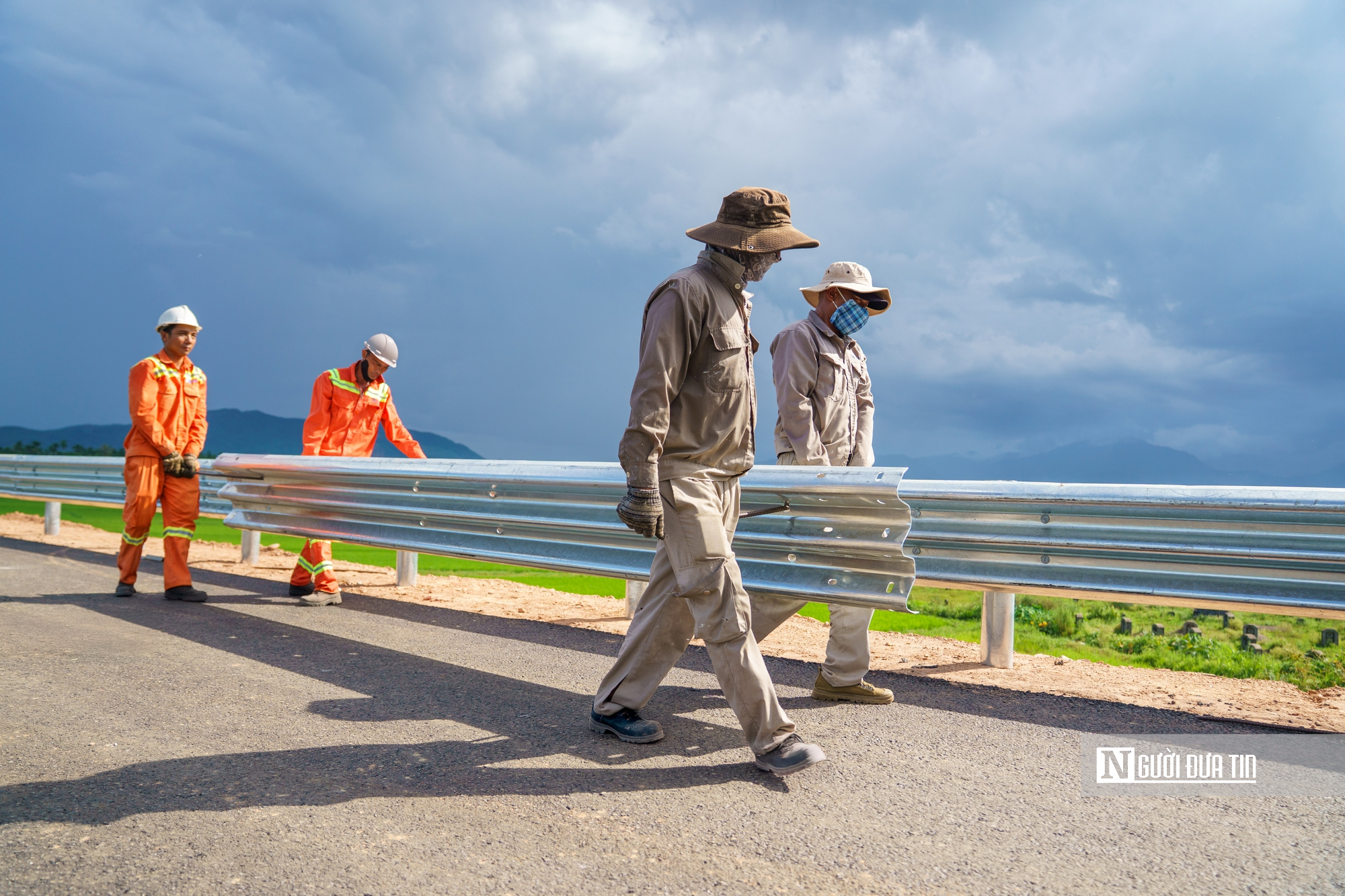 Cao tốc Quảng Ngãi – Hoài Nhơn thi công xuyên đêm chạy nước rút- Ảnh 5. Cao tốc Quảng Ngãi – Hoài Nhơn thi công xuyên đêm chạy nước rút- Ảnh 5.