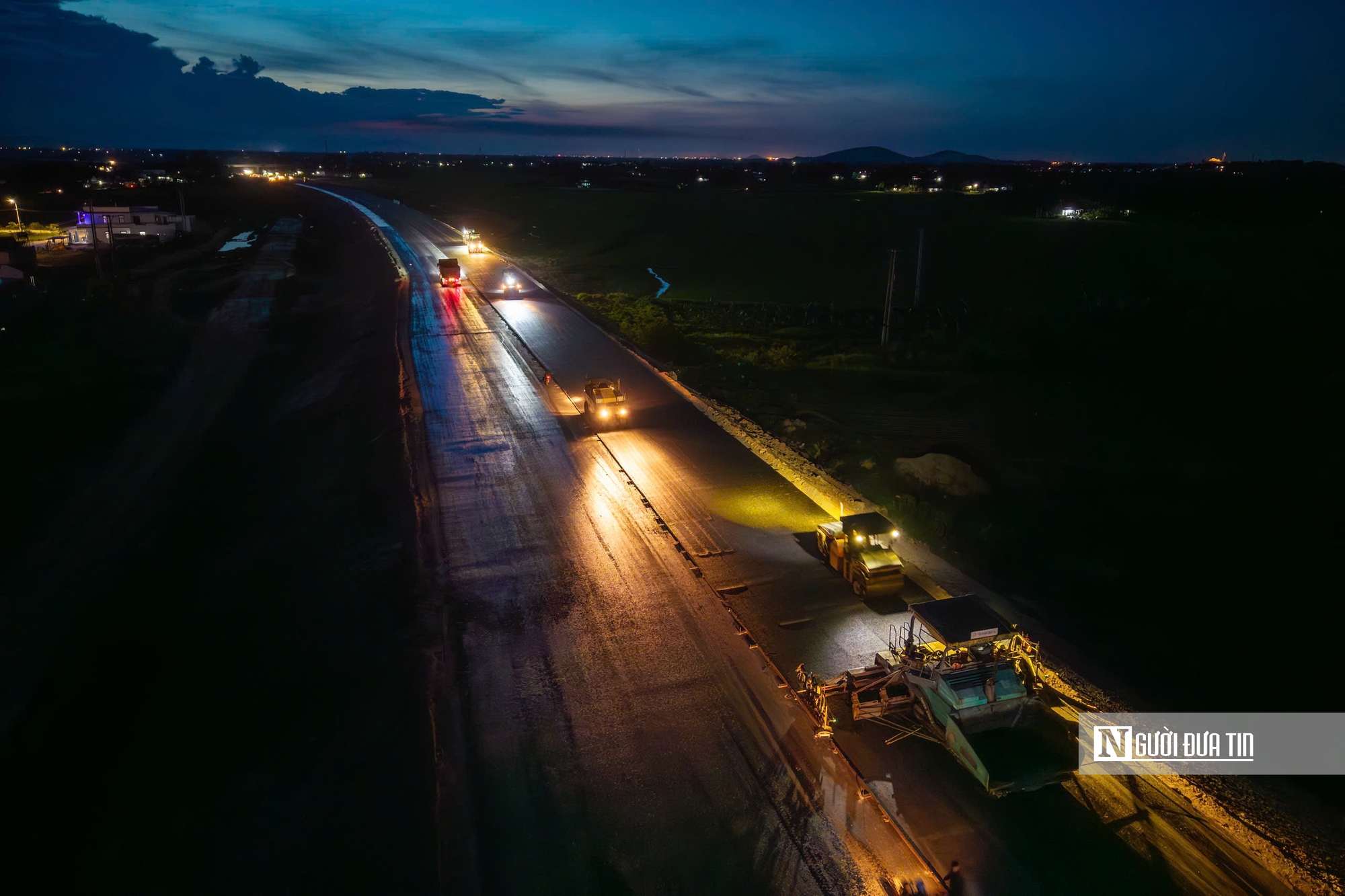 Cao tốc Quảng Ngãi – Hoài Nhơn thi công xuyên đêm chạy nước rút- Ảnh 7. Cao tốc Quảng Ngãi – Hoài Nhơn thi công xuyên đêm chạy nước rút- Ảnh 7.