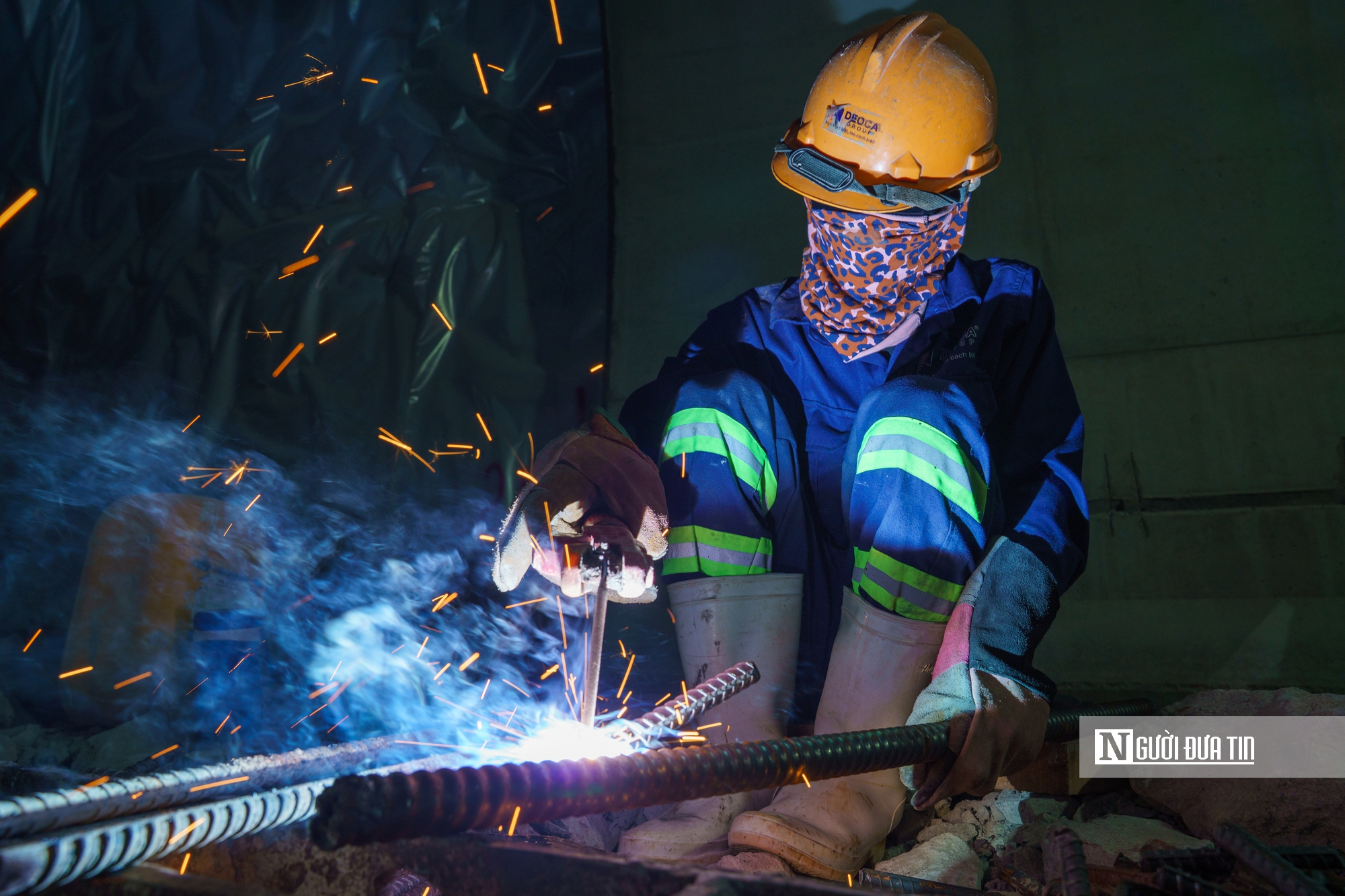 Cao tốc Quảng Ngãi – Hoài Nhơn thi công xuyên đêm chạy nước rút- Ảnh 8. Cao tốc Quảng Ngãi – Hoài Nhơn thi công xuyên đêm chạy nước rút- Ảnh 8.