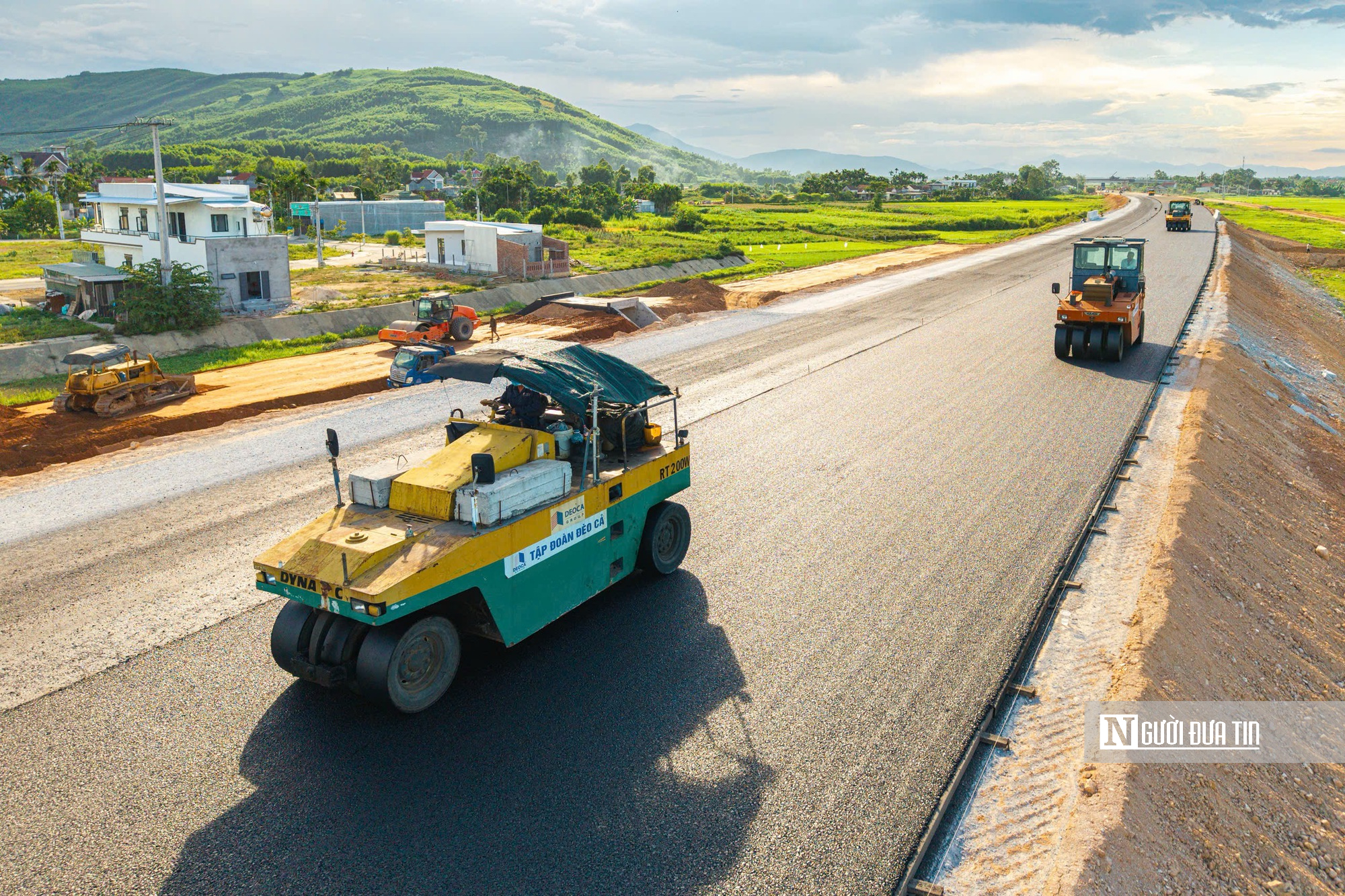 Cao tốc Quảng Ngãi – Hoài Nhơn thi công xuyên đêm chạy nước rút- Ảnh 9. Cao tốc Quảng Ngãi – Hoài Nhơn thi công xuyên đêm chạy nước rút- Ảnh 9.
