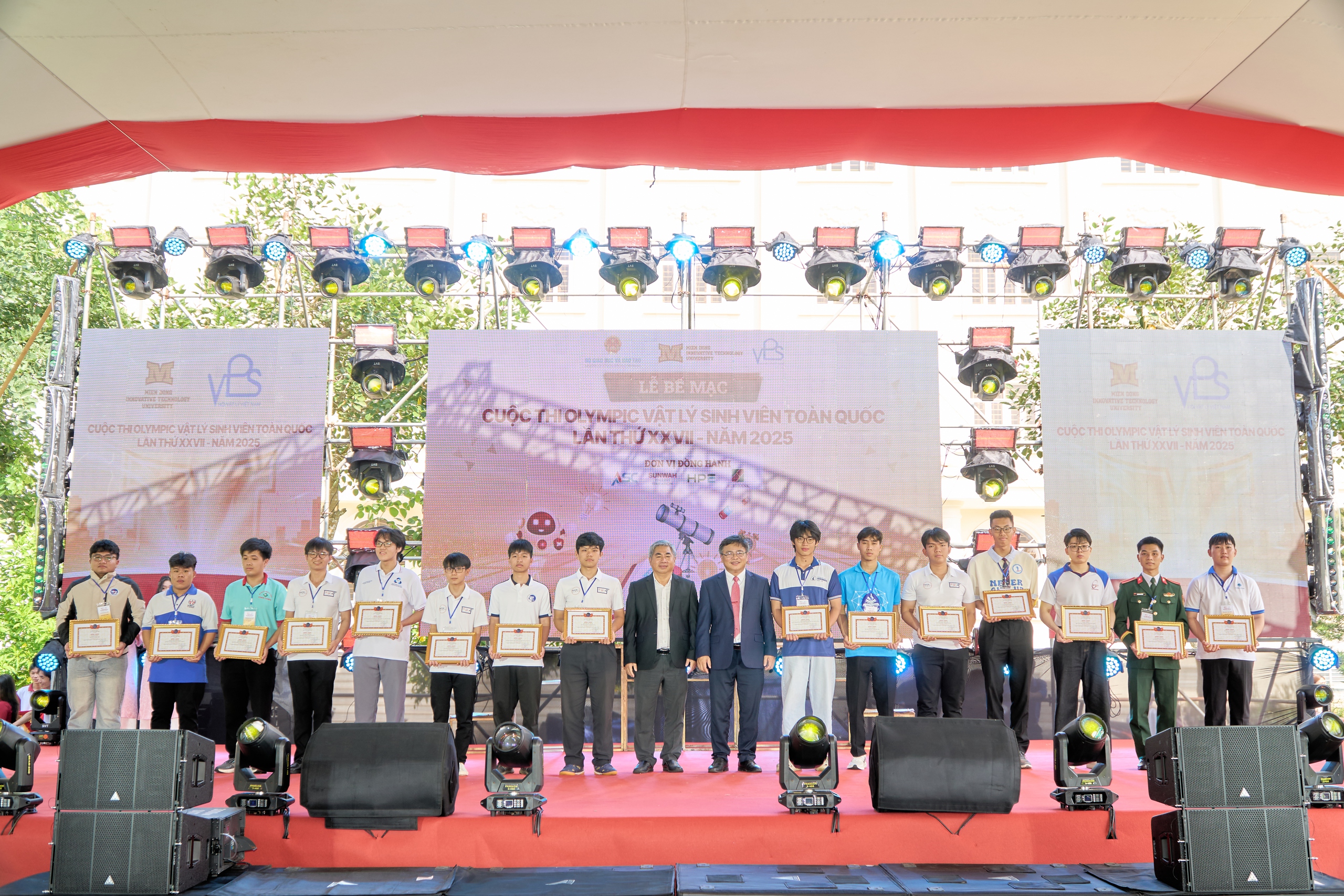 MIT University tổ chức thành công Kỳ thi Olympic Vật lý Sinh viên Toàn quốc 2025 - Ảnh 1. MIT University tổ chức thành công Kỳ thi Olympic Vật lý Sinh viên Toàn quốc 2025 - Ảnh 1.