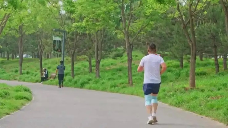 Người đàn ông 59 tuổi tử vong vì chạy bộ vào 4H sáng theo cách"khó hiểu" - Ảnh 1.