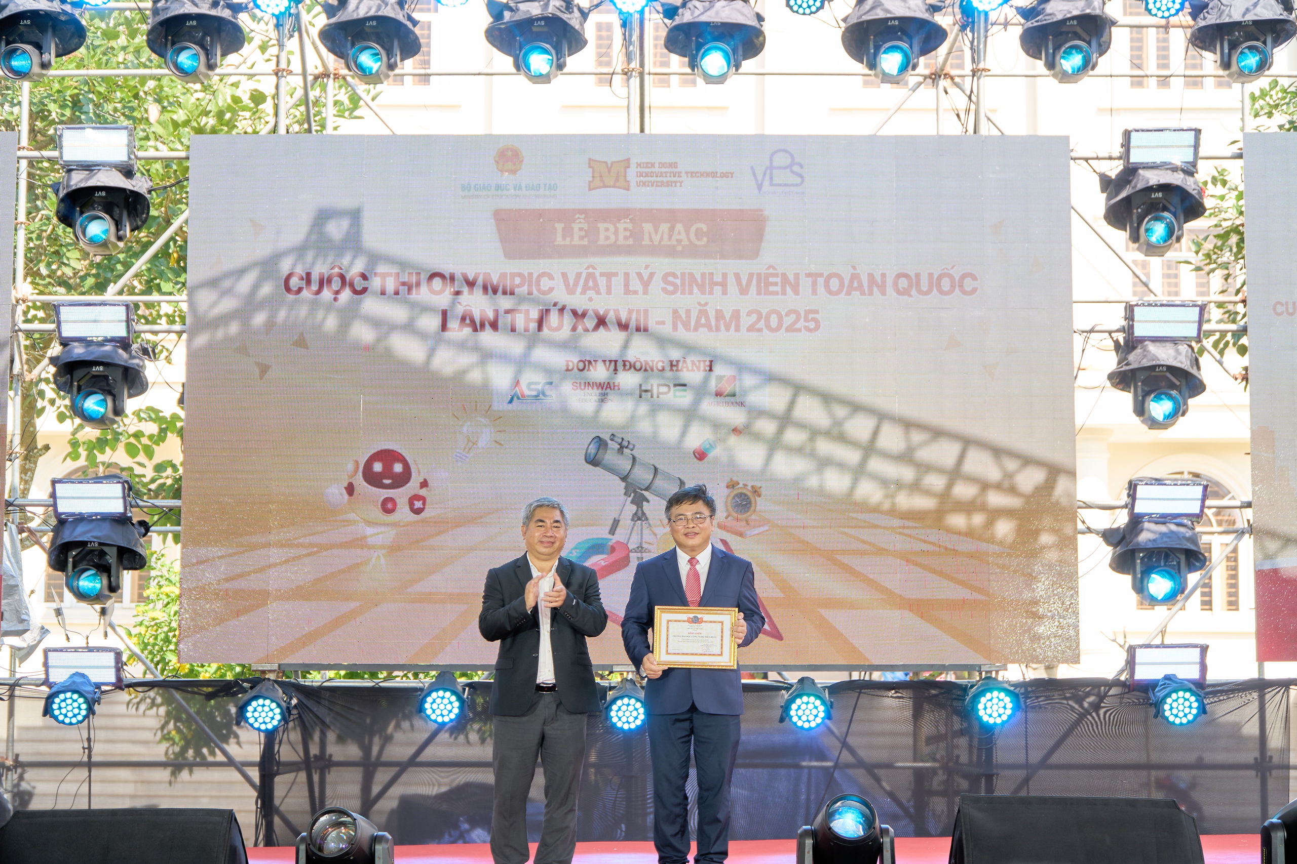 MIT University tổ chức thành công Kỳ thi Olympic Vật lý Sinh viên Toàn quốc 2025 - Ảnh 4. MIT University tổ chức thành công Kỳ thi Olympic Vật lý Sinh viên Toàn quốc 2025 - Ảnh 4.