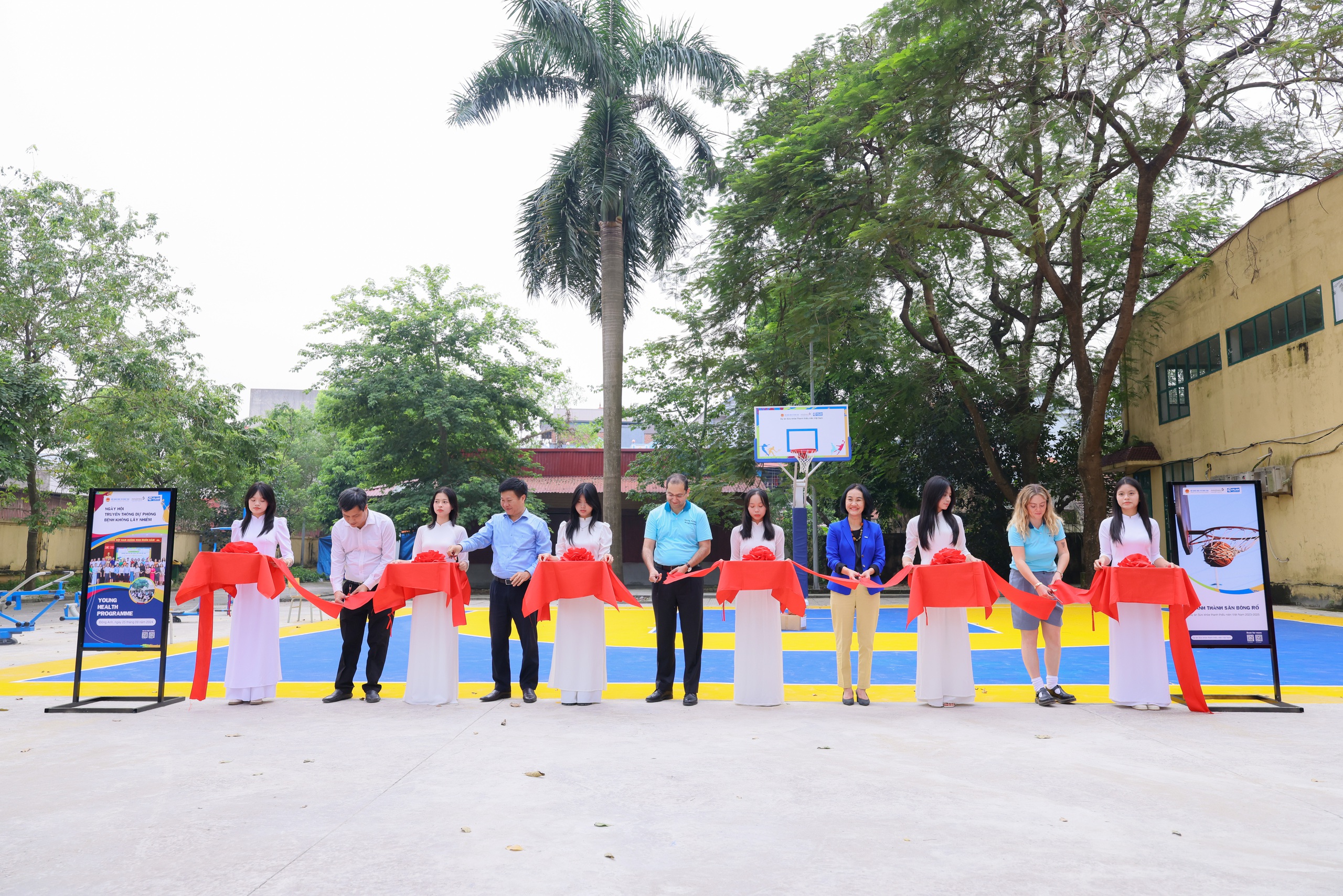 AstraZeneca Việt Nam nhận bằng khen vì loạt sáng kiến sức khỏe cộng đồng - Ảnh 2.