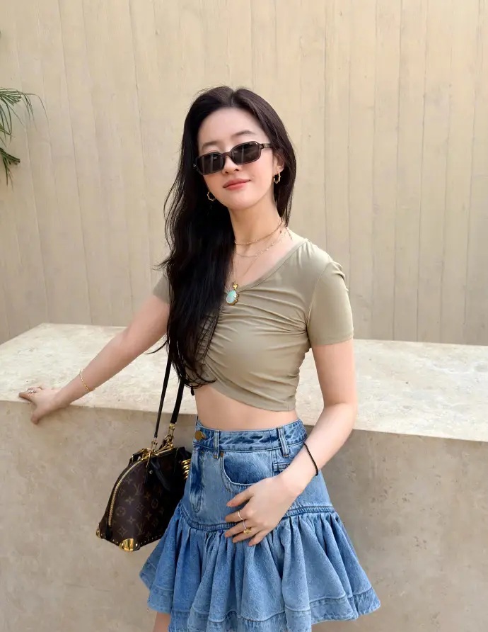 Loạt ảnh du lịch của Lưu Diệc Phi khiến ai cũng phải nghi ngờ tuổi thật - Ảnh 4.