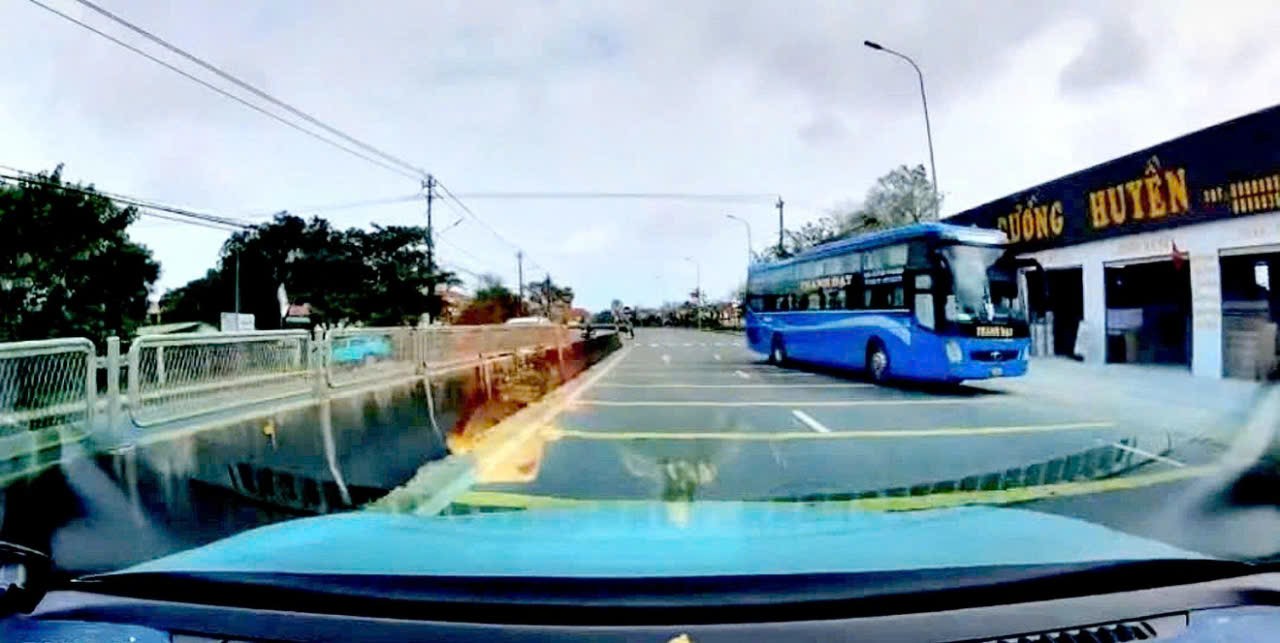 Xe khách đi ngược chiều bị người dân quay clip gửi  Cục CSGT- Ảnh 1.