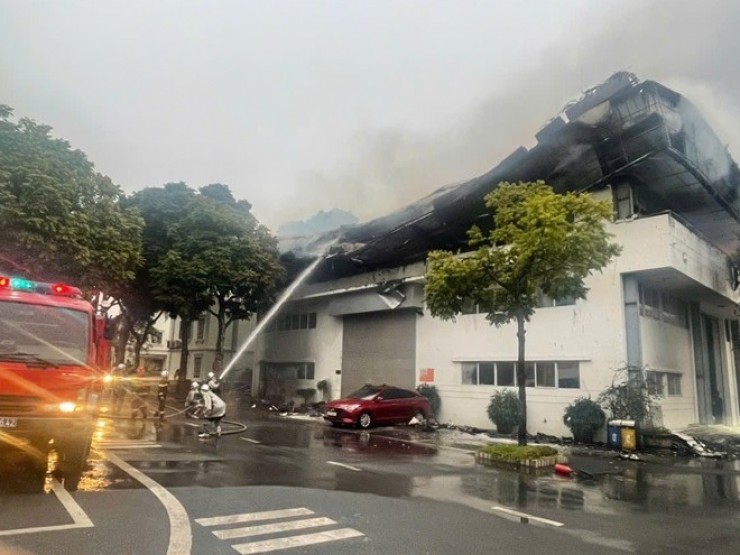 Hiện trường cháy lớn trên phố Lò Đúc, ngọn lửa ngùn ngụt, khói đen bốc cao hàng chục mét - Ảnh 4.