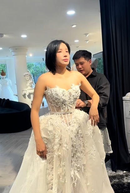 "Đệ nhất mỹ nhân làng hài" thử váy cưới, chuẩn bị theo chồng?- Ảnh 1. "Đệ nhất mỹ nhân làng hài" thử váy cưới, chuẩn bị theo chồng?- Ảnh 1.