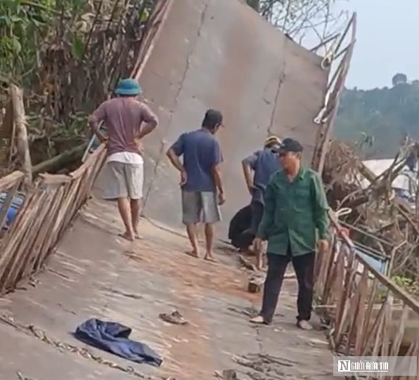 VIDEO: “Hồi sinh” cầu phao bị lũ cuốn trôi ở Huế- Ảnh 1. VIDEO: “Hồi sinh” cầu phao bị lũ cuốn trôi ở Huế- Ảnh 1.