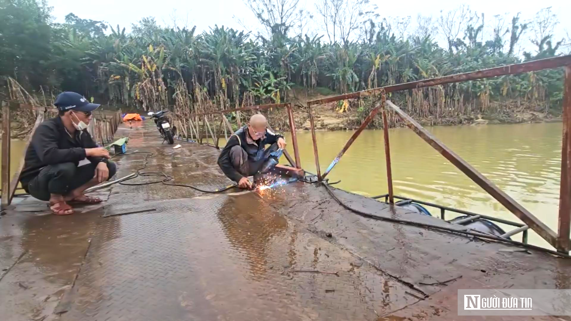 VIDEO: “Hồi sinh” cầu phao bị lũ cuốn trôi ở Huế- Ảnh 2. VIDEO: “Hồi sinh” cầu phao bị lũ cuốn trôi ở Huế- Ảnh 2.