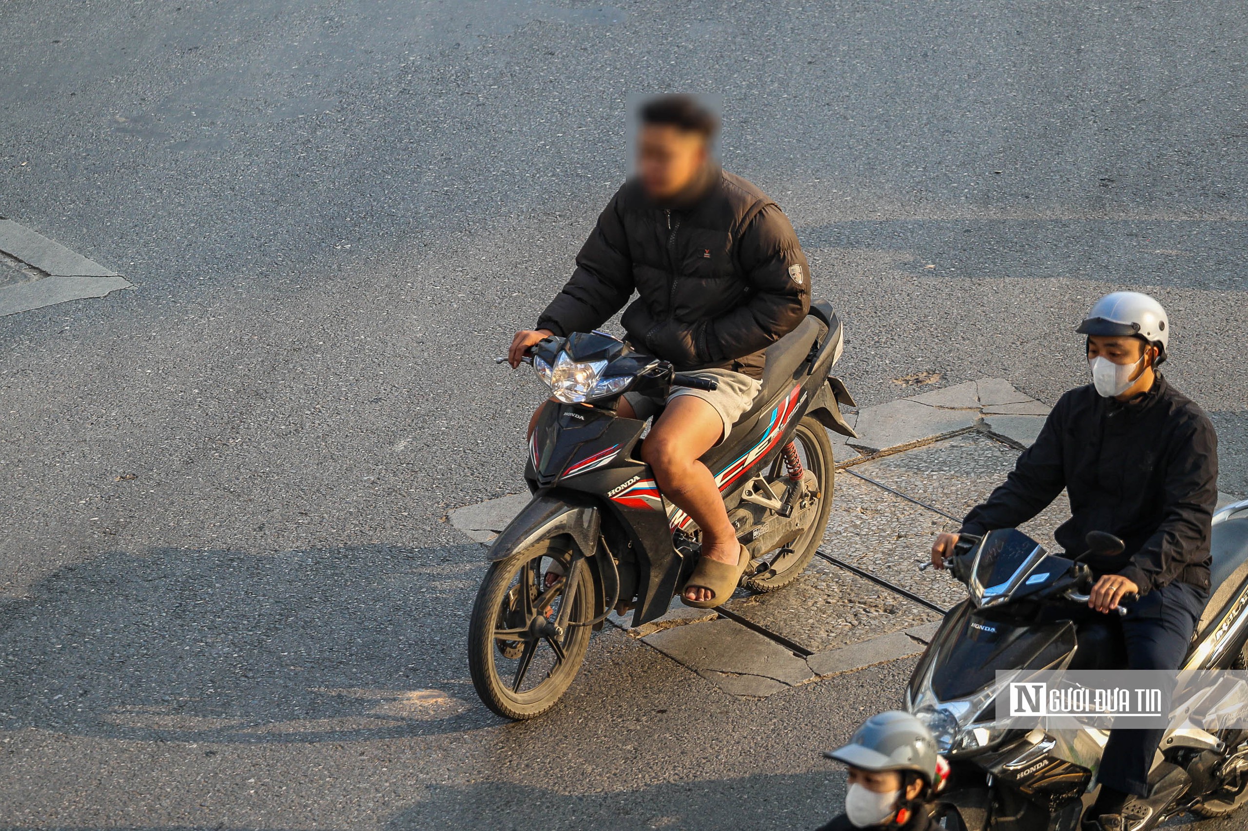 Hà Nội: Người dân dừng chờ đèn đỏ thẳng tắp trên tuyến phố lắp camera AI - Ảnh 6.