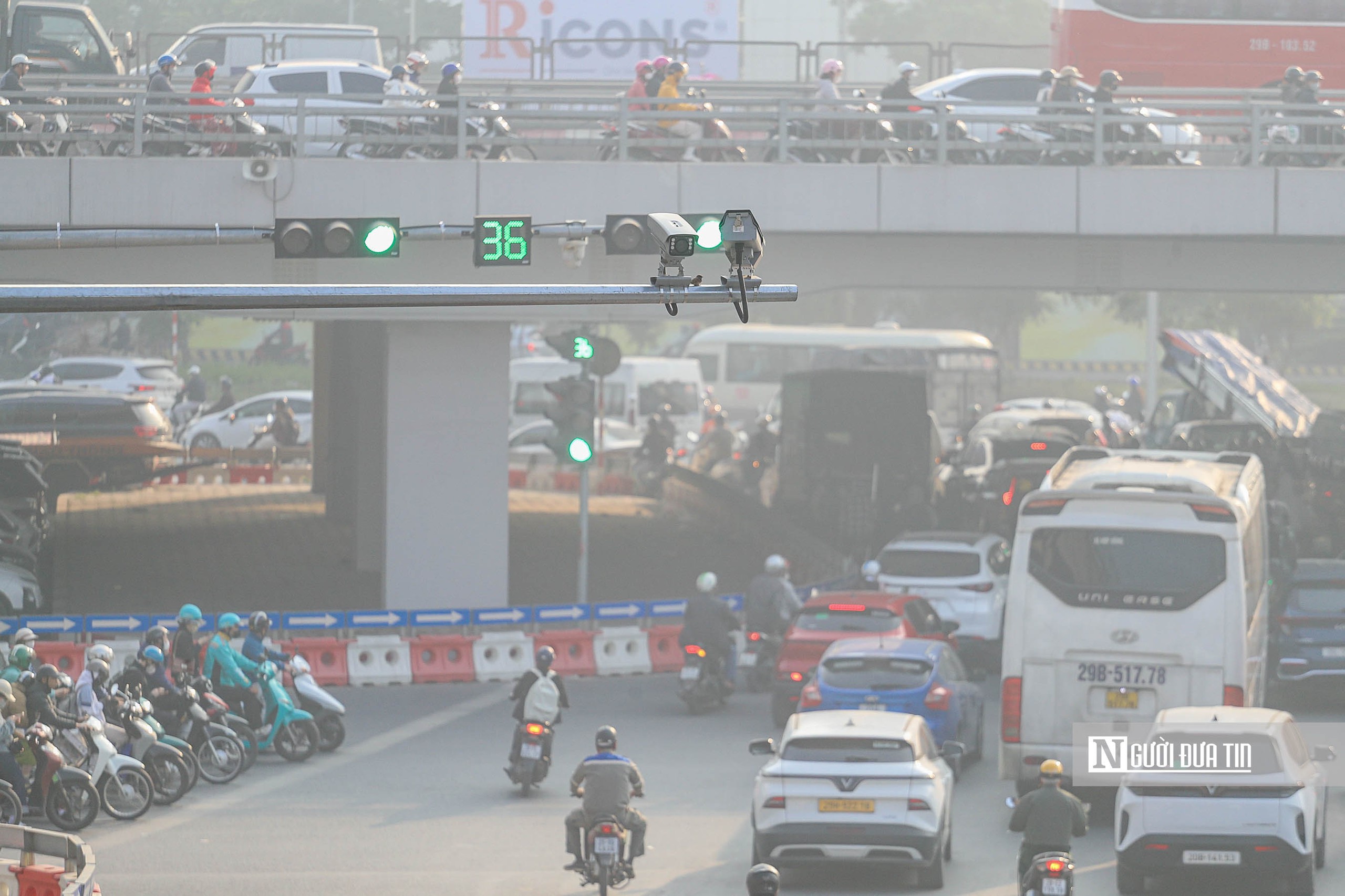 Hà Nội: Người dân dừng chờ đèn đỏ thẳng tắp trên tuyến phố lắp camera AI - Ảnh 2.